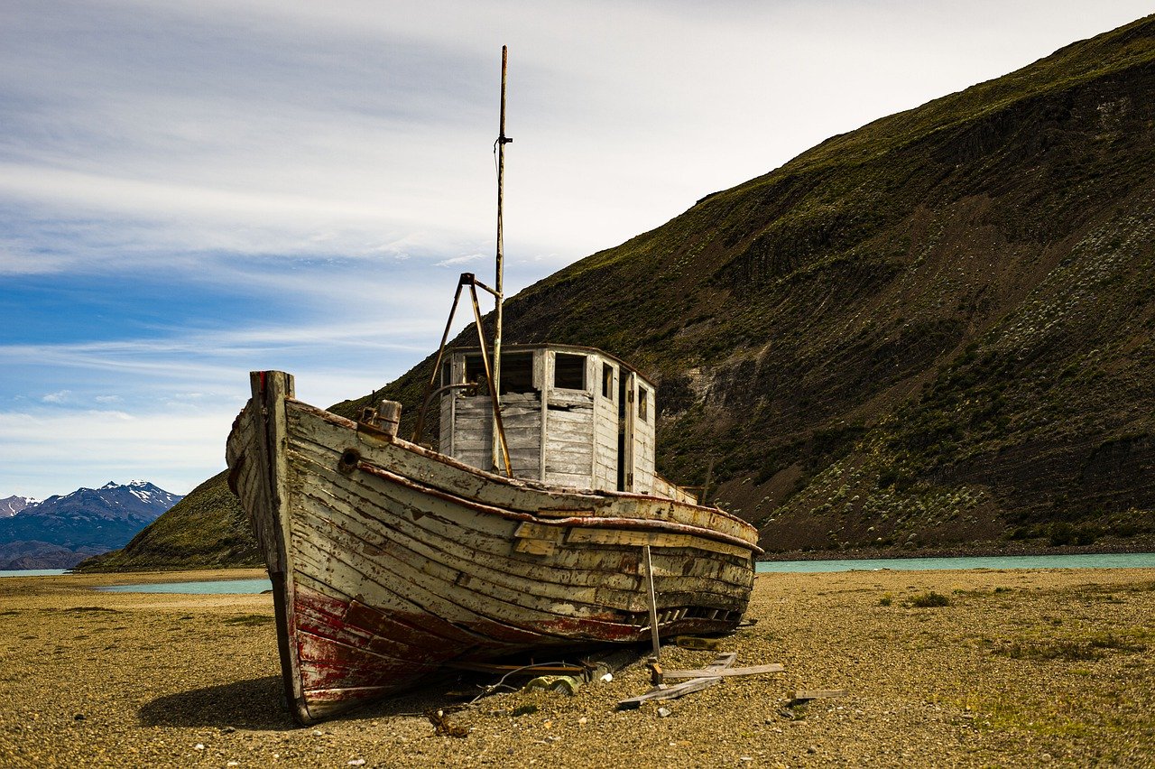 Patagonia barca sulla spiaggia